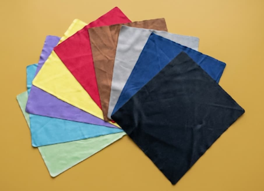 Microfibre cleaning cloth in plastic pouch, 18x15 — wholesale microfibre cloths (F600P)